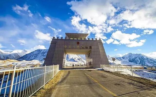 烏魯木齊集合8日南疆落地自駕游：帕米爾-獨(dú)庫(kù)公路-喀什-巴音郭楞8日落地自駕游（含機(jī)票）